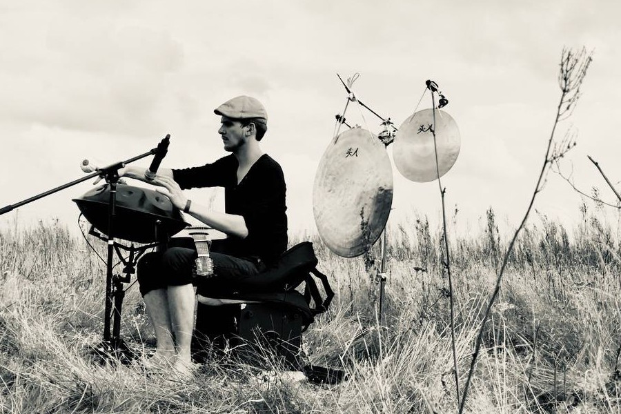 Simon Oelsner spielt Handpan